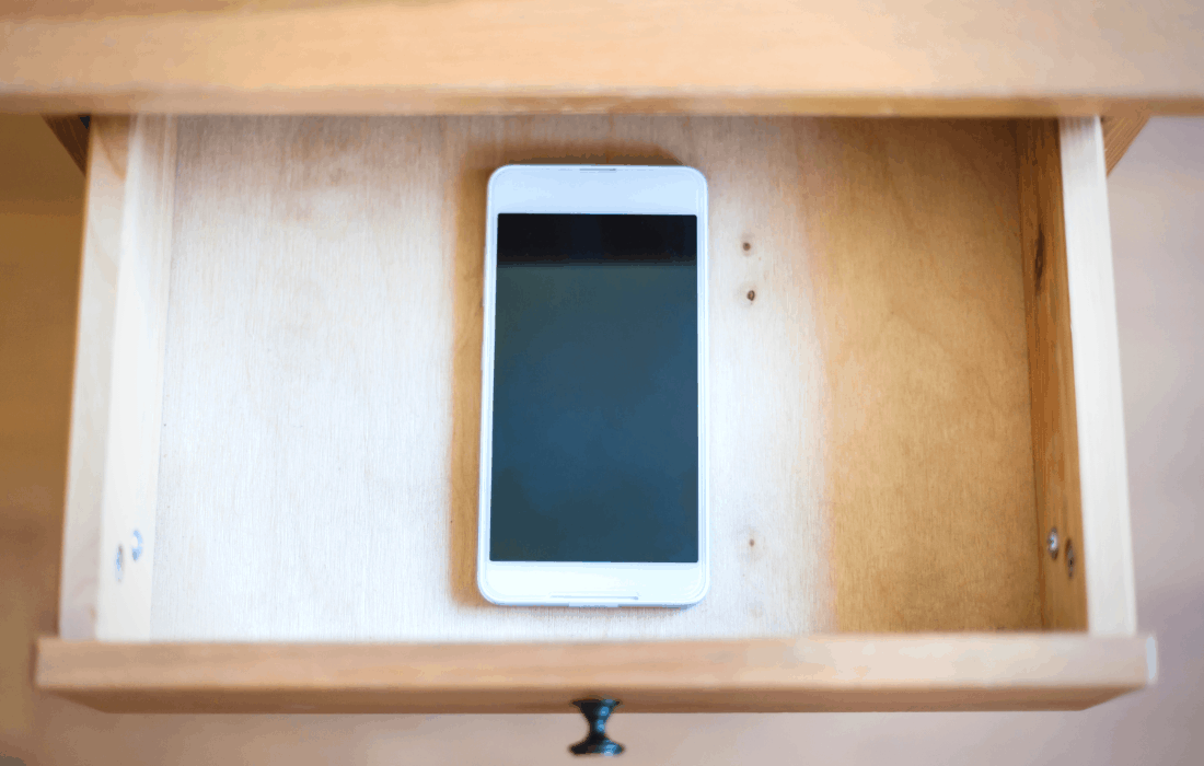 smart-phone-in-drawer