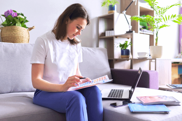 woman-working-on-her-side-hustle-while-in-a-career-change